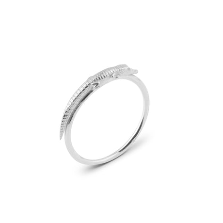 Silver ring with a textured design of an alligator. handcrafted in Stockholm, Sweden