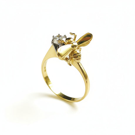 Carolinne B bee diamond solitaire ring with reclaimed diamond, handmade gold statement ring inspired by nature in Stockholm