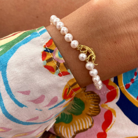 Chameleon Pearl Bracelet in gold with white pearls, handcrafted animal-inspired statement jewelry – Carolinne B, Made in Stockholm