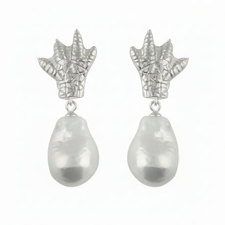 Crawl lizard earrings with freshwater pearl in silver, handcrafted sculptural animal jewelry – Carolinne B