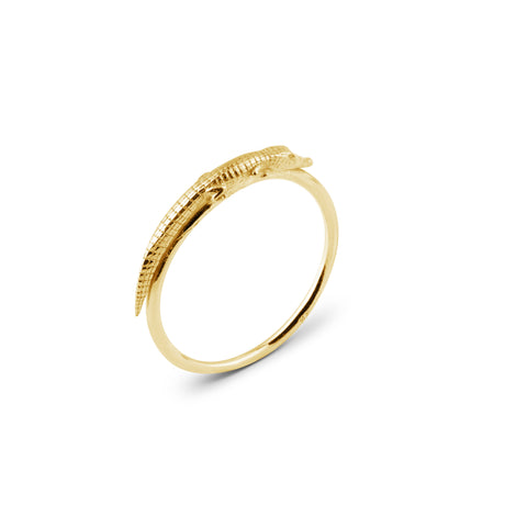 Gold ring with a textured design of an alligator. handcrafted in Stockholm, sweden