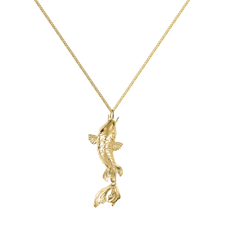 Close-up of Koi Fish Necklace in gold, sculptural aquatic design, 45 cm chain – Drifter Collection by Carolinne B, Made in Stockholm