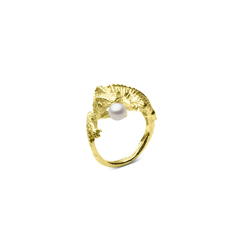 Handcrafted gold chameleon ring highlighting sculptural details and luminous pearl. Elegant statement jewelry for collectors.