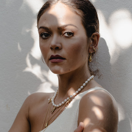 Monkey Pearl Necklace in gold with freshwater pearls, handcrafted by Carolinne B – Wild Collection statement jewelry